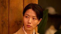 ‘군체’, 김신록이 그리는 인간의 선의… ‘지옥’ 박정자 잇는 강렬한 변신