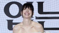 ‘악마는 프라다2’ 앤 해서웨이 “봉준호·박찬욱 감독 인터뷰 해보고 싶다”
