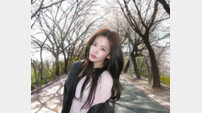 아이브 안유진, 엄마가 찍어준 ‘여친짤’…누가 꽃이지 [DA★]