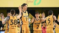 ‘허강박 트리오 49점 합작’ KB스타즈, 우리은행 꺾고 4강 PO 기선제압 [현장리뷰]