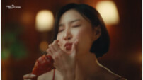 화사, 이건 반칙이지…양념치킨 먹방 ‘공복 시청 주의’