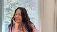 고현정, 세월 역행하는 청순美…핑크 셔츠 입고 미소 ‘활짝’ [DA★]
