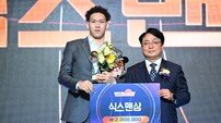 KBL 사상 첫 고졸 신인 식스맨상 수상…‘SK 에너지’ 다니엘, 리그서 인정받다 [KBL 시상식]