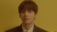 BTS 뷔, 얼굴이 서사다…교복+첫사랑 감성 제대로 말아줬네