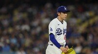 ‘수준 이하의 제구력’ 사사키, 5볼넷 와르르 ‘마이너리그로 좀 가라’