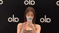 권은비, 레깅스 입고 몸매 점검 중…탄탄 라인 ‘감탄’ [DA★]