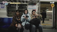 박서준 “뷔 맛집 찾아줘”…휴대폰·물 없는 여행 ‘폭소’ (꽃청춘)