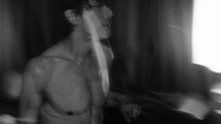 박효신 한밤 중 상탈, 선명한 복근 미쳤다 [DA★]