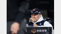 “더 믿음을 보내야죠” 한화 노시환, 23일 1군 콜업…반등 기다리는 김경문 감독