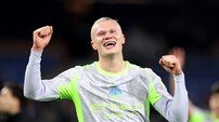 ‘홀란 결승골’ 맨시티, 아스날 제치고 ‘EPL 선두’→‘역전 우승 눈앞’