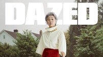 79세 윤여정, 레드 스커트로 시선 압도…커버 장악한 눈빛 [화보]