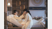 아이유·변우석, 병실 안 꽁냥꽁냥…♥무드 물씬 (21세기 대군부인)