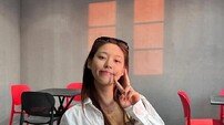 설현 근황 포착…불가사리 잡고 ‘느좋’ 카페서 힐링 [DA★]
