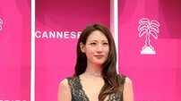 수현, 칸 시리즈 핑크카펫 빛냈다…‘신의 구슬’ 전 세계 최초 공개