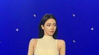 카리나, 마네킹 압승하는 밀착 수트…비현실적 라인 [DA★]