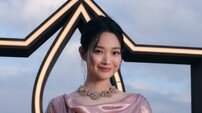 신민아, 모로코서 빛난 ‘핑크 드레스 여신’