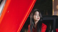 아이유, 재벌 패션 끝판왕…레드 수트부터 한복까지