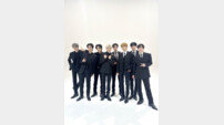 크래비티 이렇게 섹시했나…신곡 ‘AWAKE’ 수트댄스 색다른 매력
