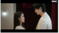 ‘대군부인’ 아이유·변우석, 계약결혼 들통…손 맞잡고 위기 돌파