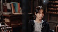 “뽀블리 털고 독기 입은 박보영” …“골드랜드‘, 아이유 넘고 공개 하루 만에 1위