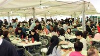 장흥군 “입안 가득 봄바다 풍미” 키조개축제 1만 명 ‘북적’