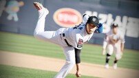 어린이날 슬럼프 깬 멀티이닝 역투…선두 KT, 5아웃 책임진 박영현 앞세워 2연승 [SD 수원 스타]