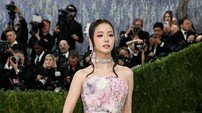 블랙핑크 지수, 멧 갈라서 꽃 입었다…정원 수놓은 드레스 ‘눈길’ [화보]
