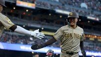 샌디에이고 송성문, 역전 결승 2루타로 MLB 데뷔 첫 안타 장식…이정후와 첫 맞대결서 멀티히트