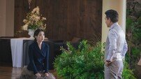 아이유, 변우석 지키려 무릎 꿇었다…父 조승연에 눈물 호소 (대군부인)
