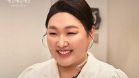 ‘백상의 딸’ 이수지, 시상하러 왔다가 수상…“더 열심히 웃기겠다”