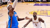 ‘미첼 24점+SGA 23점’ 뎁스의 힘 과시한 OKC, LA 레이커스 격파하고 NBA PO 7연승 질주…2년 연속 콘퍼런스 결승행 -1승