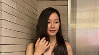 문가영, 깊게 파인 버건디 절개 드레스…우아하고 섹시해