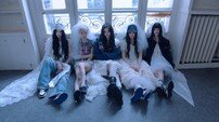 아일릿 ‘최애라이팅’, 알고도 속는 함락의 미덕