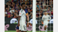 경기도 지고, 매너도 진 비니시우스…엘 클라시코서 바르샤 팬들에게 ‘UCL 15회 우승’ 손짓 취하며 비판 자초