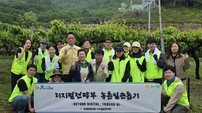“배꽃 솎으며 농가 숨통”…농협 남양주시지부, 영농 지원 나서