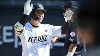 대타로 3할 웃도는 공포의 해결사…KT 이정훈, 승부처 최고 카드로 우뚝