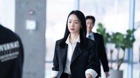 신혜선 수트룩 화제…직장인 홀린 ‘주인아 스타일’