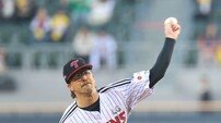 ‘허리 근육통’ ERA 1위 LG 웰스 엔트리 말소…16일 인천 SSG전은 김윤식+이정용 조합으로 [SD 잠실 브리핑]