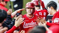 힘 대결 종결한 통산 홈런왕 최정…SSG, 장타 앞세워 보름 만의 위닝시리즈 [SD 수원 스타]