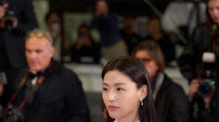 ‘7분간 기립박수’ 연상호 감독 ‘군체’, 칸 월드 프리미어 성황리 종료…“좀비 장르의 혁신”