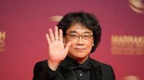 “흥행 실패, 전적으로 내 책임”…봉준호, 칸에서 언급한 ‘미키17’과 ‘앨리’