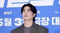 ‘와일드 씽’ 엄태구 “파격 노출 화보, CG의 도움 받았다”