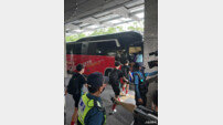 [SD 수원 라이브] 숙소 양보 등 배려에도 침묵 이어간 내고향축구단…프로필 촬영과 훈련장 이동 상황서도 적막이 흘렀다