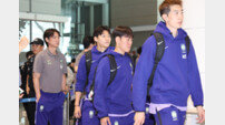 [SD 인천공항 라이브] K리그 유니폼, 미니 사인회까지…차분했지만 뜨거웠던 ‘12명 선발대’ 홍명보호의 출국 현장