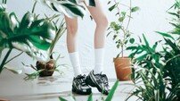 뉴발란스, 아이유와 함께한 ‘써니 레이니 컬렉션’ 공개