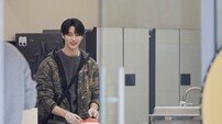 변우석, 역사왜곡 사과 하루 만에 공식석상…‘유재석 캠프’서 재차 사과
