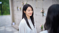 ‘1인 2역 도전’…‘눈동자’ 신민아, 시력 잃어가는 사진작가로 변신