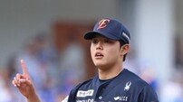 “여기 신경 쓰지 말고 먹는 거 잘 챙겨라” 한화 김경문 감독, 어깨 수술 받은 문동주와 문자 나눈 사연