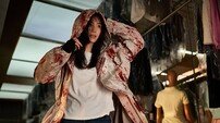 지능을 나눈 괴물들, 고립된 초고층 빌딩…‘군체’가 선사하는 122분의 생존 게임[리뷰]