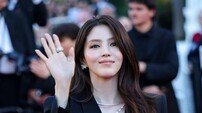 한소희, 재킷 사이 드러난 한줌 허리…칸 뒤집었다